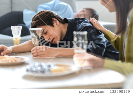 一名女子向一名醉酒男子喊話 一名女子向一名醉酒男子喊話 132390159