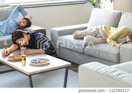 三個醉酒的男人和女人 132390217