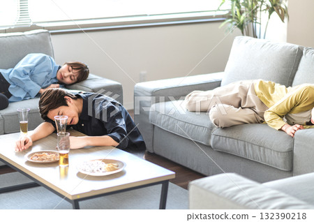 三個醉酒的男人和女人 三個醉酒的男人和女人 132390218