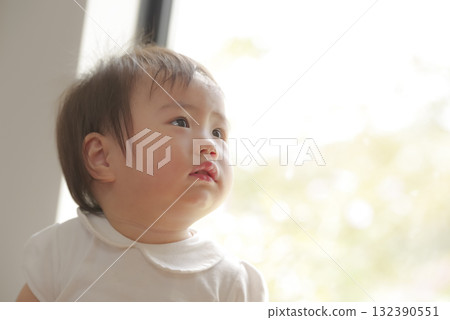 站在柔和燈光下的可愛嬰兒 132390551