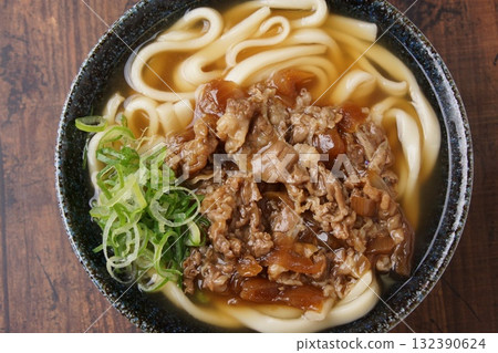 與烏冬面的肉烏冬面 132390624