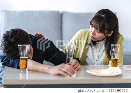 一名女子向一名醉酒男子喊話 132390752