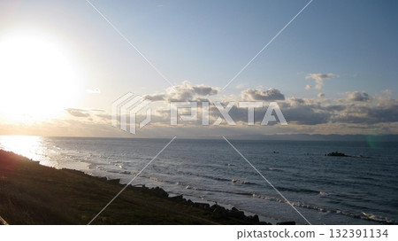 夕陽映照下的日本海和佐渡島 夕陽映照下的日本海和佐渡島 132391134