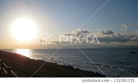 夕陽映照下的日本海和佐渡島 132391135