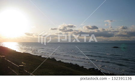 夕陽映照下的日本海和佐渡島 132391136