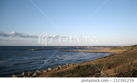 日本海和海岸線隨著夕陽開始變紅 日本海和海岸線隨著夕陽開始變紅 132391219
