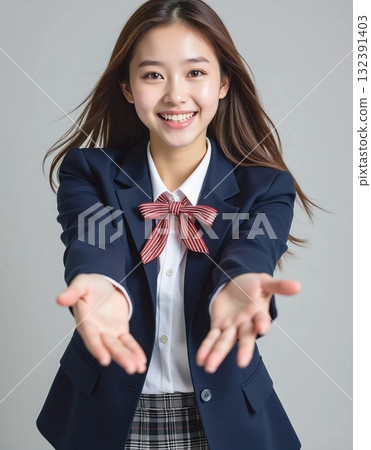 伸出雙手的高中女生 伸出雙手的高中女生 132391403