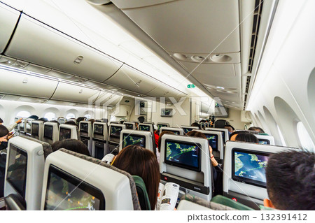 飛往台北的飛機內部圖片 132391412