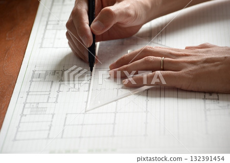 一名男子手繪的一級建築師考試設計圖 132391454
