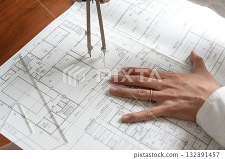 A man's hand drawing a design drawing for the first-class architect examination 132391457
