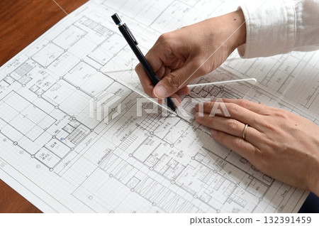 一名男子手繪的一級建築師考試設計圖 132391459