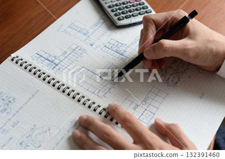 一名男子正在為一級建築師考試繪製草圖 132391460