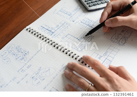 一名男子正在為一級建築師考試繪製草圖 132391461