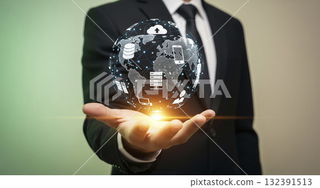 一位商人伸出一隻手,手掌上方漂浮著一個發光的數位全像圖 一位商人伸出一隻手,手掌上方漂浮著一個發光的數位全像圖 132391513