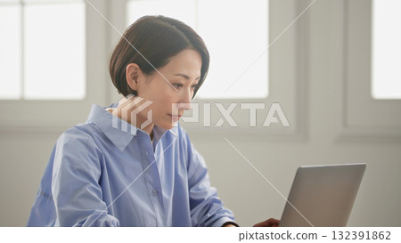 Computer work woman Computer work woman 132391862