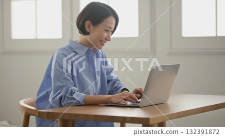 電腦工作的女人 132391872