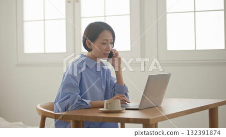 使用電腦（電話）的女人 132391874