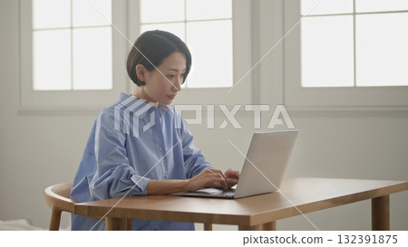 電腦工作的女人 132391875