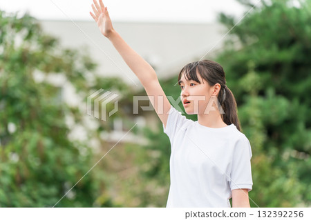 一名女學生身著運動服在運動會上宣誓 一名女學生身著運動服在運動會上宣誓 132392256