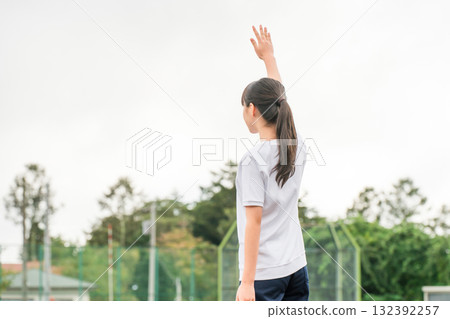 一名女學生身著運動服在運動會上宣誓 一名女學生身著運動服在運動會上宣誓 132392257