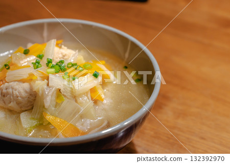 一頓家常晚餐,有雞肉丸子和蔬菜的熱湯 一頓家常晚餐,有雞肉丸子和蔬菜的熱湯 132392970