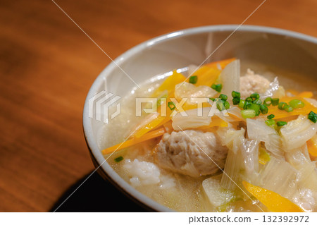一頓家常晚餐,有雞肉丸子和蔬菜的熱湯 一頓家常晚餐,有雞肉丸子和蔬菜的熱湯 132392972
