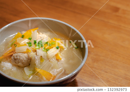 一頓家常晚餐,有雞肉丸子和蔬菜的熱湯 一頓家常晚餐,有雞肉丸子和蔬菜的熱湯 132392973