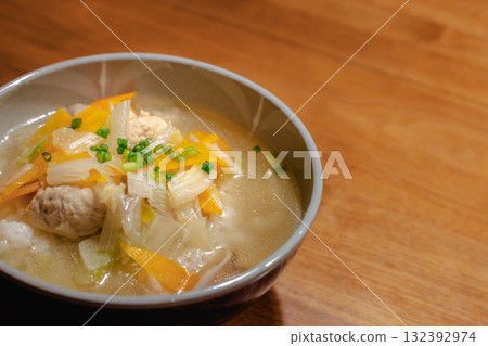 一頓家常晚餐,有雞肉丸子和蔬菜的熱湯 一頓家常晚餐,有雞肉丸子和蔬菜的熱湯 132392974