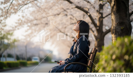 櫻花與高中女生的春天景象 櫻花與高中女生的春天景象 132393185