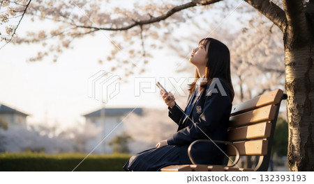 櫻花與高中女生的春天景象 櫻花與高中女生的春天景象 132393193