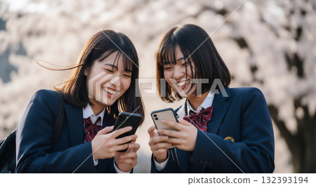 櫻花與高中女生的春天景象 132393194