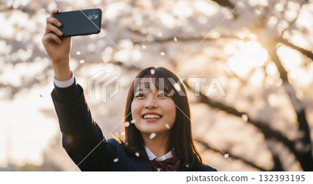 櫻花與高中女生的春天景象 櫻花與高中女生的春天景象 132393195