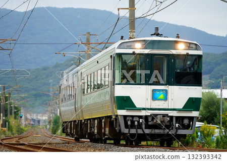 Yosan Line: Hashioka - Kokubu Limited Express Ishizuchi (Kiha 185 series, 2-car train) 132393342