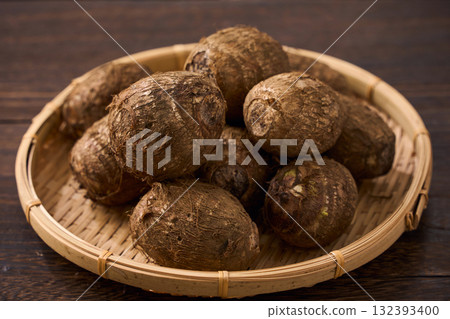 日式芋頭切塊（帶泥）盛於竹籃中 132393400