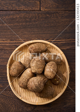 Japanese-style cut taro (with mud) served in a bamboo basket 132393413