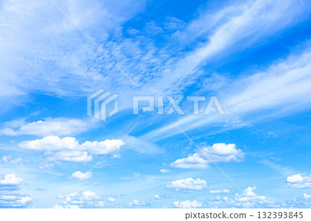 清新的藍天和白雲的簡單風景 132393845