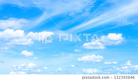 清新的藍天和白雲的簡單風景 132393846