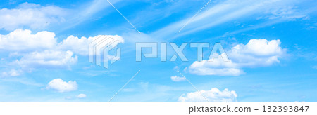 清新的藍天和白雲的簡單風景 132393847