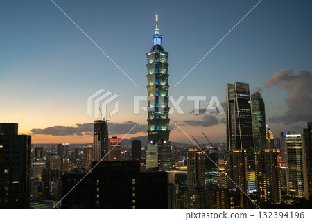 台北城市景觀與台北 101 夜景/台灣 台北城市景觀與台北 101 夜景/台灣 132394196