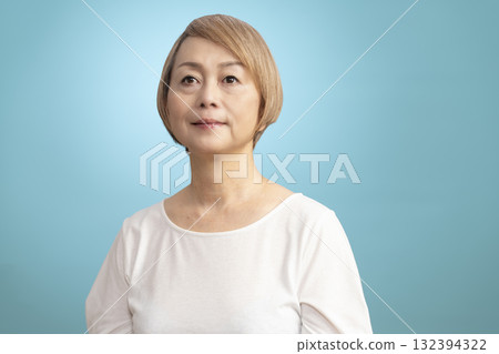 微笑的年輕高級女士 132394322