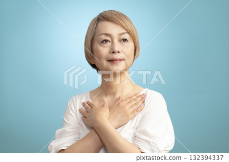 微笑的年輕高級女士 132394337