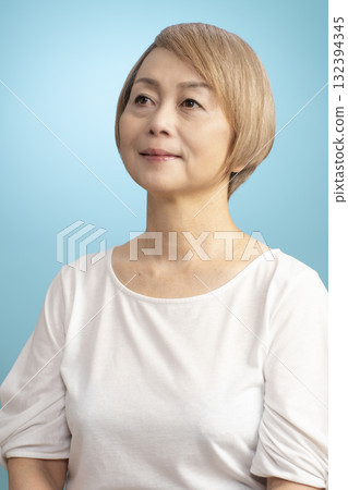微笑的年輕高級女士 微笑的年輕高級女士 132394345