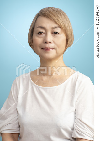 微笑的年輕高級女士 132394347