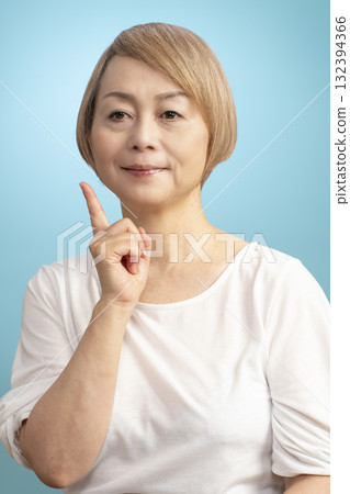 微笑的年輕高級女士 微笑的年輕高級女士 132394366