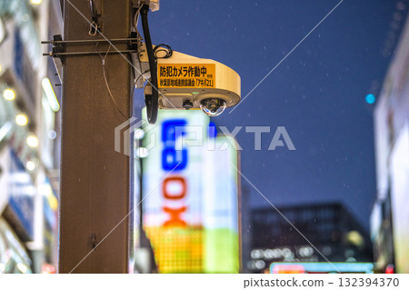 日本東京城市景觀。街角的監視器仍在運作。秋葉原站電器街出口的監視器即使在雨中也依然運作。 132394370