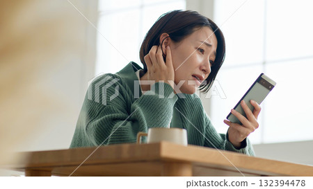 正在操作手機的女人（小姐），糟糕！ 132394478