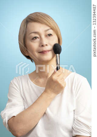 化妝的高級女人 132394487