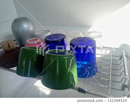 洗完後掛在廚房裡晾乾的乾淨杯子 洗完後掛在廚房裡晾乾的乾淨杯子 132394524