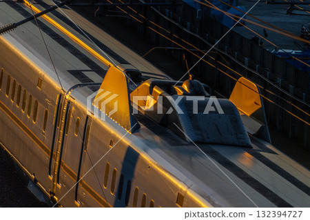 九州新幹線瑞穗線開往鹿兒島中央方向。冬日黃昏時分從鹿兒館遊樂園眺望的景色2.岡山縣岡山市東區。 132394727