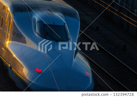 九州新幹線瑞穗號開往鹿兒島中央方向。冬季黃昏時分從鹿兒館遊樂園眺望的景色。 3.岡山縣岡山市東區。 132394728